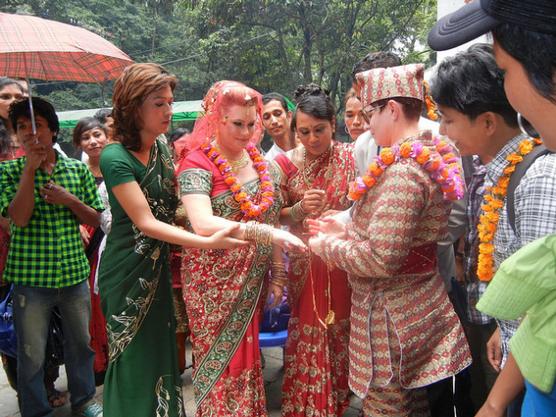 Las lesbianas Sarah Welton y Courtney Mitchell contraen matrimonio en Nepal bajo la órbita de la Blue Diamond Societ