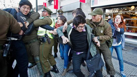 Carabineros en plena represión en Santiago, ayer