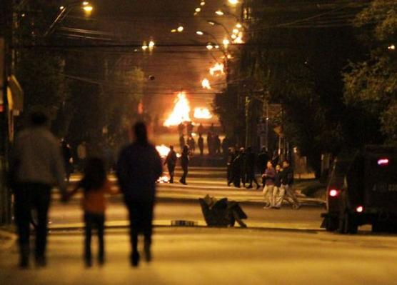 Incendios y pedreas por la capital chilena