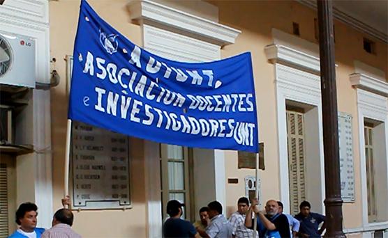 ADIUNT se movilizó al Rectorado y estudiantes continúan con las tomas