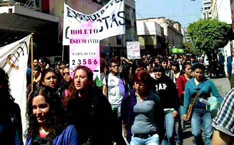 Estudiantes de la UNT movilizados exigieron en la Legislatura el Boleto Estudiantil