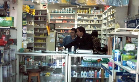 Una farmacia de Asunción revisa sus escaparates