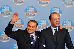 Berlusconi con uno de los ministros renunciantes