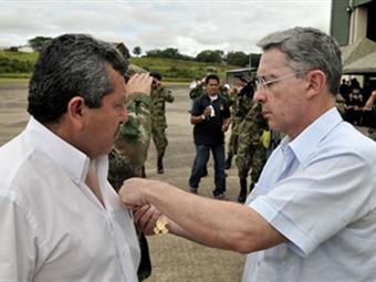 Uribe condecorando a Flavio Buitrago