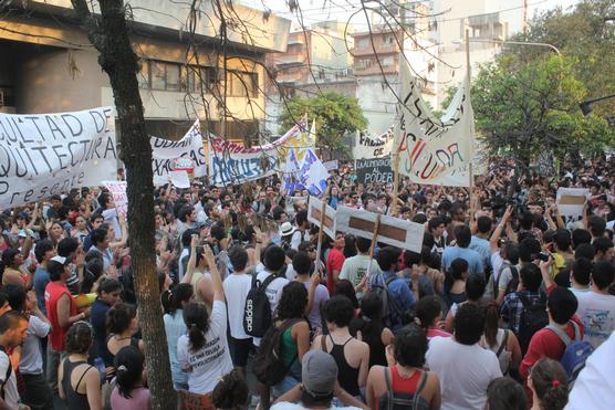 Estudiantes tomaron Educación Física y hoy movilizarán al Rectorado