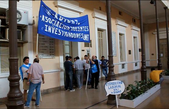 Docentes universitarios comienzan un paro por 48 horas