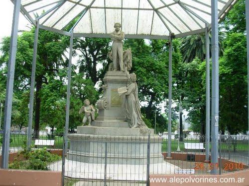 Restauración del monumento a Alberdi