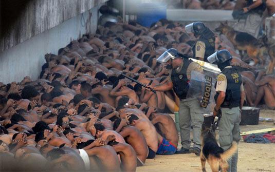 Policías en recuento de presos anoche en Pedrinhas