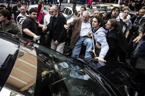 Vecinos de Albano Laziale patean el auto mortuorio