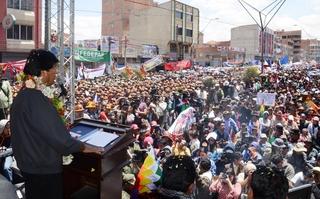 Evo se emociona frente a multitud, ayer en La Paz