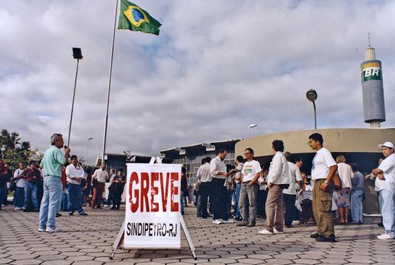 Los trabajadores petroleros en huelga contra licitación internacional