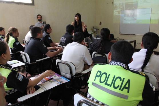 Policías capacitándose