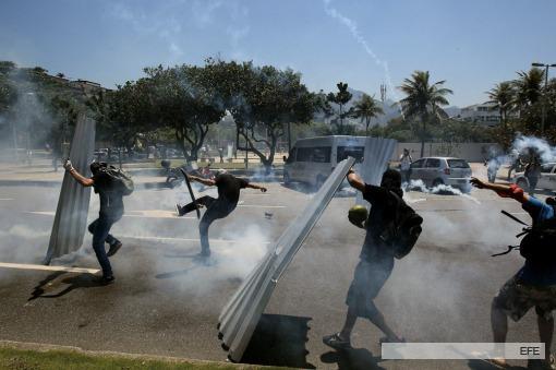 Gases policiales caen sobre manifestantes