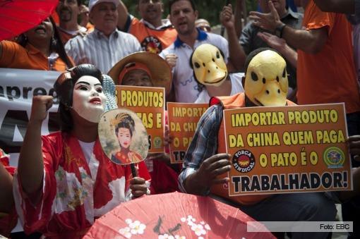 Trabajadores textiles en ruidosa marcha