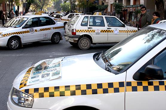 Taxistas molestos porque concejales no tratan un pedido de aumento en las tarifas