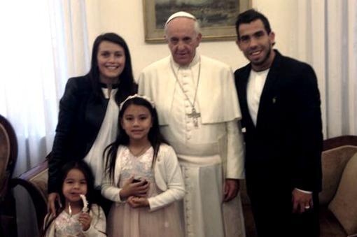 Francisco con Tevez y la familia de este