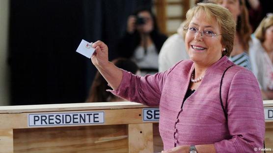 Bachelet al momento de emitir su voto