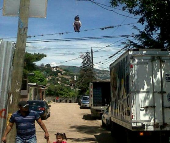 En los barrios de Tegucigalpa, como el de Flor de Campo, las pandillas delimitan sus territorios con monigotes en los cables