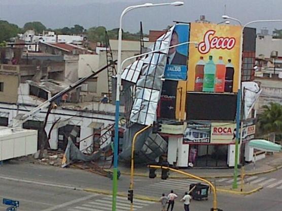 Un potente guinche trata de bajar el gran cartel en Casal