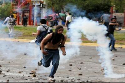 Estudiantes universitarios hondureños reprimidos por la policía