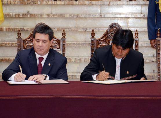 Cartes y Morales firman convenios 