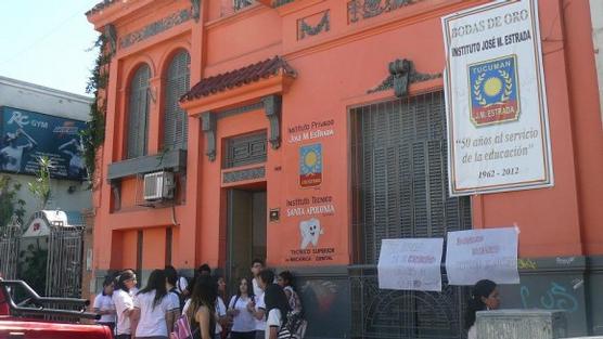 Docentes y alumnos movilizados contra cierre de un colegio