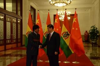 Morales y el presidente chino  Xi Jinping, ayer en Beiging