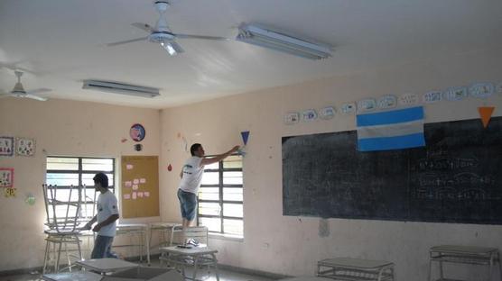 Jóvenes solidarios acondicionaron una escuela en Los Pocitos