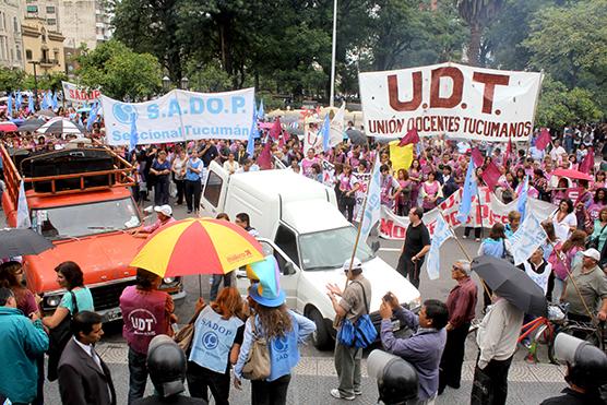 Docentes exigen paritarias con paro y movilización