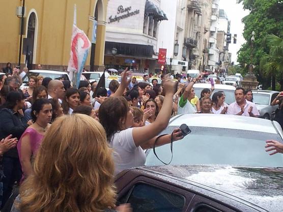 Multitudinaria marcha docente para exigir el diálogo