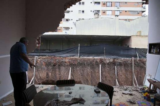 Se derrumbo una pared de una casa lindera a una obra en construcción