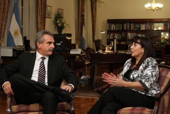 El ministro de Defensa, Agustín Rossi y Susana Trimarco