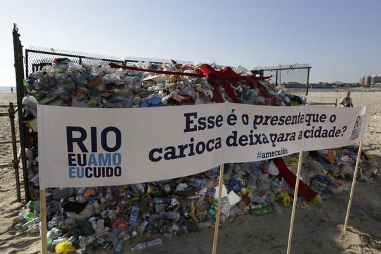 Basura acumulada por turistas en Ipanema