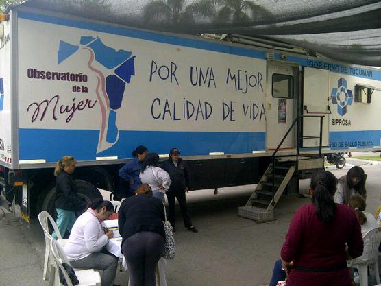 Mujeres acceden a chequeos médicos a través de un trailer sanitario