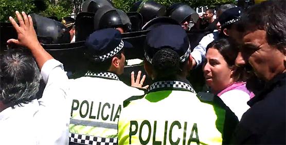 Docentes instalaron carpa en la plaza y la policía reprimió