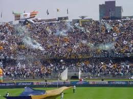 Tribuna con hinchas