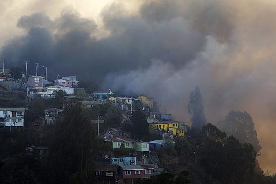 El humo cubre la ciudad desde el sabado