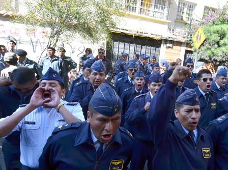 suboficiales lanzan consignas ayer en La Paz