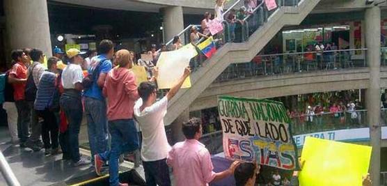 Estudiantes protestan en un shopping caraqueño