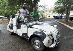 Losa franceses Eric Carpentier (D) y Pierre Pitoiset durante su tour por Panamá ayer domingo