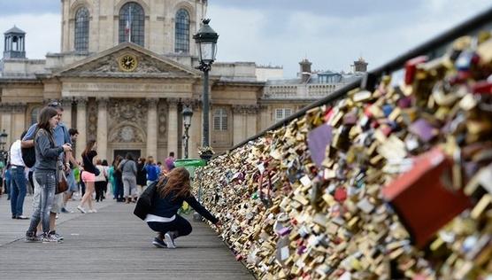 El peso de los candados conspira contra el amor