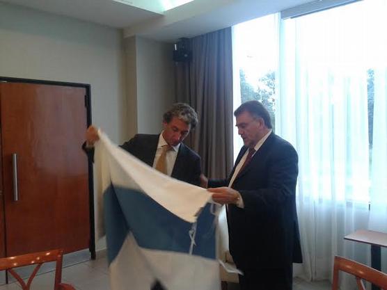 Amaya le entregó la bandera de Tucumán