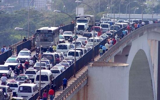 Puente saturado diariamente en Ciudad del Este