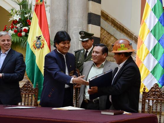 Cooperativistas reciben la reglamentación, ayer en La Paz