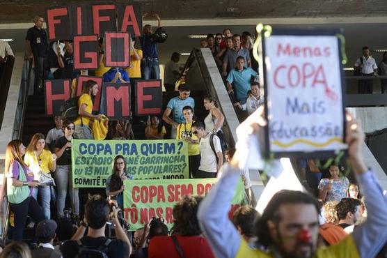 Con carteles en varios lugares contra el evento mundial