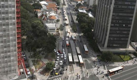 Los colectivos interferían la normal circulación de vehículos en las calles.