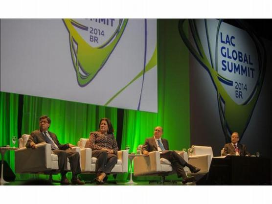  Luis Alberto Moreno (i); ministra de Planificación, Presupuesto y Gestión de Brasil, Miriam Belchior, ayer en Sao Paulo