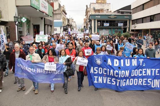 Docentes marcharon por el microcentro