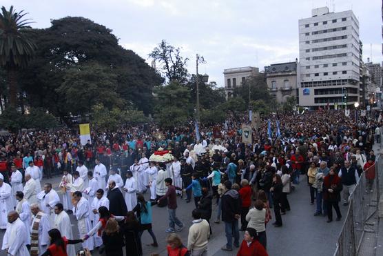 Multitudinaria procesión