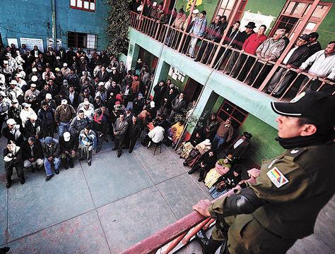 Retirados y viudas policiales comenzaron huelga de hambre